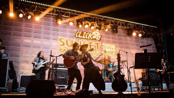 阿那亞日落音樂節(jié)活動策劃了一場海邊音樂盛宴，歡樂至極