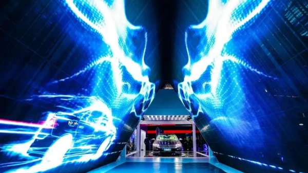 新輝昂空懸概念快閃展覽活動(dòng)策劃的空懸隧道體驗(yàn)感超贊