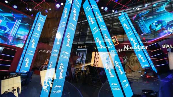 聽說國(guó)潮代表李寧辦了一場(chǎng)會(huì)蹦迪的快閃店活動(dòng)策劃，酷！