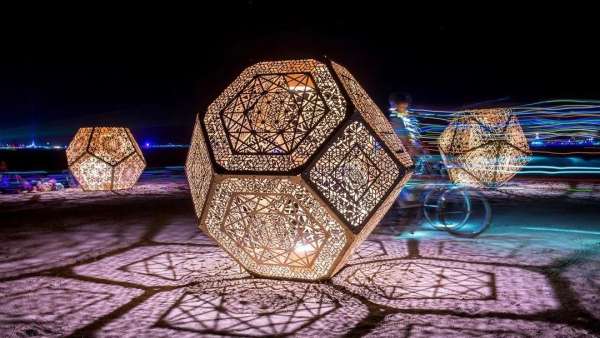 看這個(gè)展覽活動(dòng)策劃的藝術(shù)裝置The Walk of Wonders，互動(dòng)體驗(yàn)超強(qiáng)