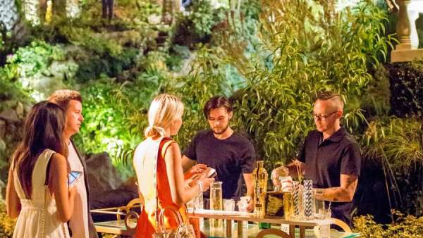 這場夏至派對活動策劃被布景設計師造成了一個魔幻世界，酷