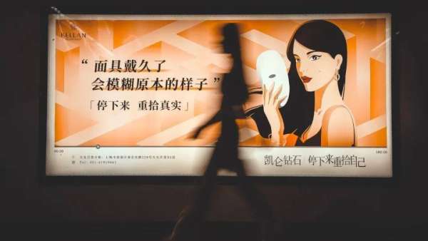 地鐵里的這個(gè)#重拾空間#互動(dòng)體驗(yàn)展覽活動(dòng)策劃了個(gè)LED屏與你互動(dòng)