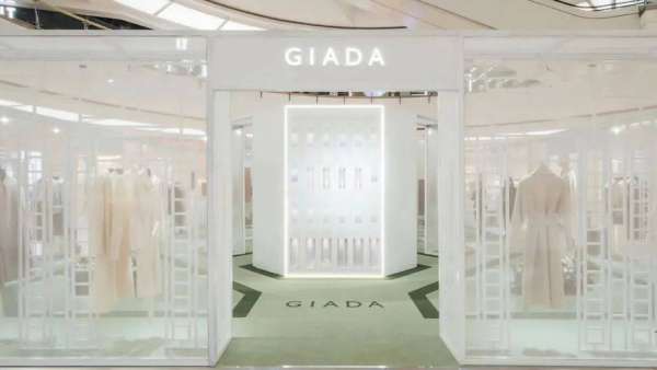 GIADA「羊絨花園」快閃店活動策劃的藝術花墻與鏡面裝置相映成趣