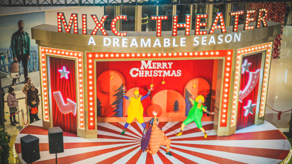 愛(ài)樂(lè)圣誕季活動(dòng)策劃的圣誕樹(shù)居然懸浮在空中，仿佛誤入天空之城