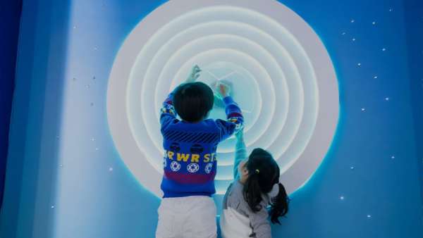 羅賓森廣場(chǎng)今年的圣誕節(jié)主題展覽活動(dòng)策劃已牽手太空，去遨游吧