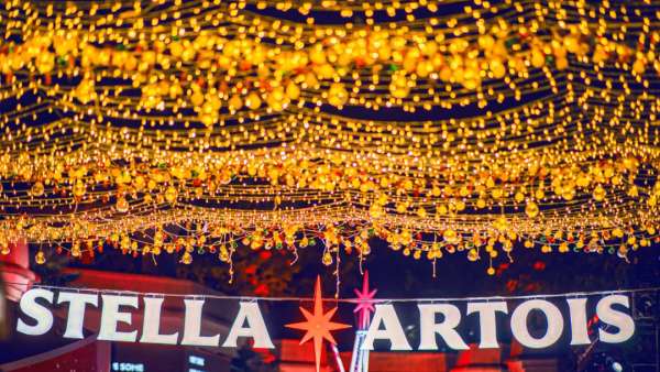 比利時(shí)知名啤酒圣誕活動策劃了一個(gè)雪白的童話小鎮(zhèn)，甚是夢幻