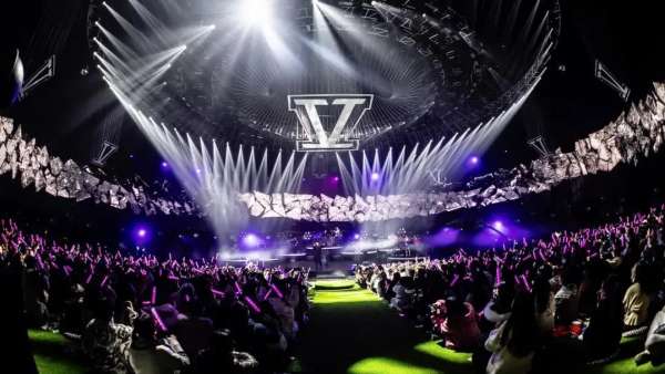 WE·LIVE生日演唱會活動策劃的科幻風(fēng)舞美，是星海的沖動之門