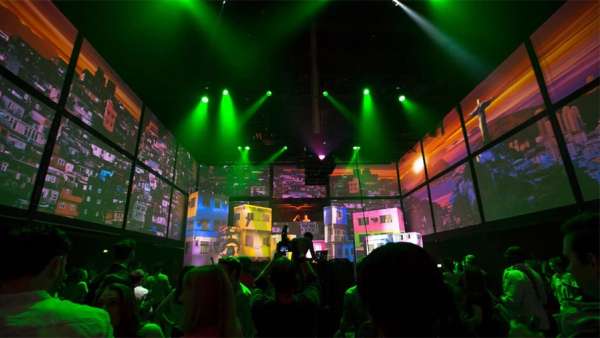 喜力啤酒發(fā)布會活動策劃現(xiàn)場偽裝成機(jī)場，投影視頻映射效果很震撼