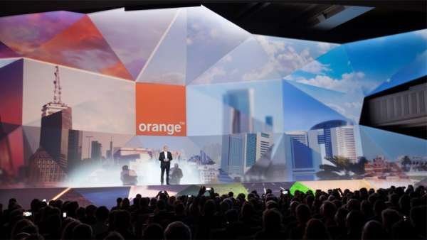 「橙色，你好」年度活動(dòng)車(chē)的立體舞臺(tái)背景設(shè)計(jì)太生動(dòng)了