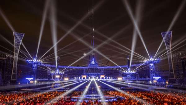 湖南衛(wèi)視今年的跨年演唱會活動策劃的「未來城」舞美太震撼了