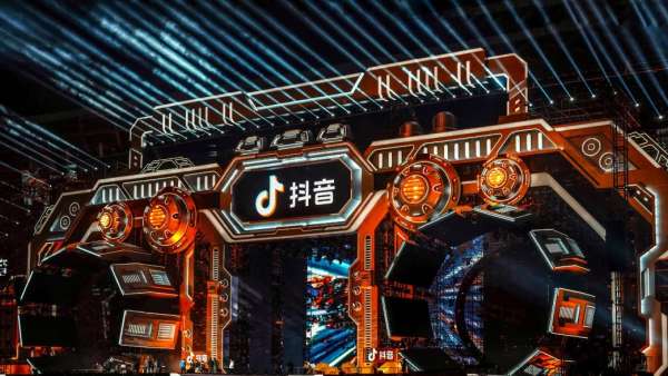 浙江衛(wèi)視跨年晚會活動策劃了一座充滿情懷的巨型錄音機，朋克！