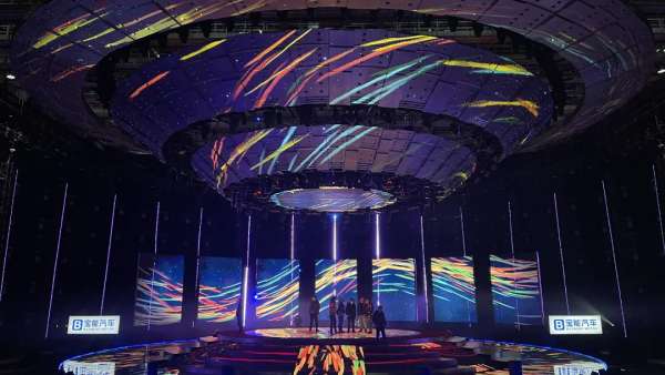 央視這場(chǎng)跨年晚會(huì)活動(dòng)策劃直接造了一艘懸浮在空中的飛碟