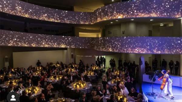 古根海姆國際慶典活動策劃以派對拉開了序幕，用經(jīng)典致敬神奇