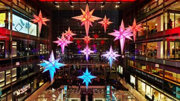 Holiday Under the Stars大型燈光秀活動策劃的12顆星星很耀眼