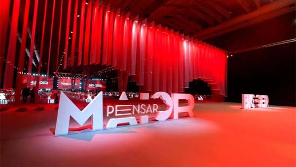 保險公司的年會活動策劃把傳統(tǒng)舞臺設計成42米x22米的三維投影盒