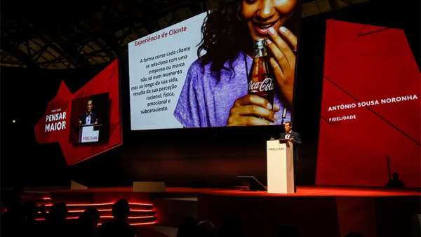 企業(yè)年會(huì)活動(dòng)策劃舞美的背景屏幕競(jìng)設(shè)計(jì)成可移動(dòng)式，有趣