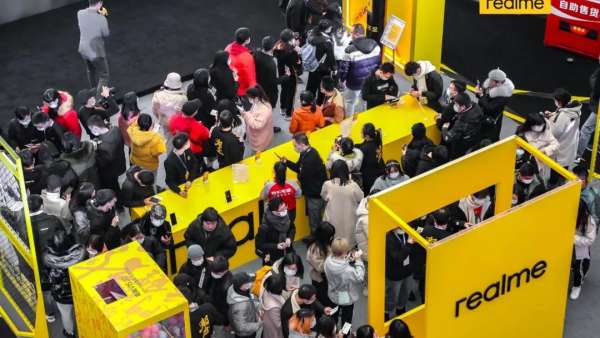 真我V15國(guó)潮錦鯉快閃活動(dòng)策劃現(xiàn)場(chǎng)富有科技感的國(guó)潮墻很吸睛