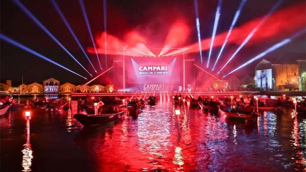 水上電影院活動策劃在整個漂浮的結(jié)構(gòu)上容納了整個舞美設(shè)計，酷