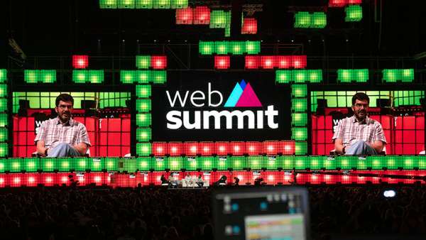 網(wǎng)絡(luò)峰會(huì)活動(dòng)策劃的舞美再次刷新全球最佳會(huì)議技術(shù)，水箱運(yùn)用亮點(diǎn)多