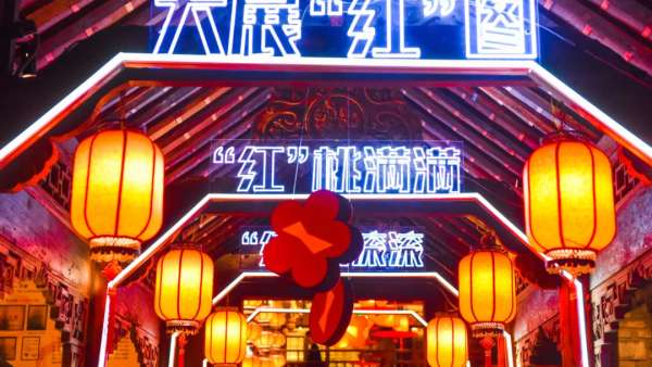 外表酷炫的“紅”運(yùn)樓竟是百威聯(lián)合火鍋店一起干的限時(shí)快閃活動(dòng)策劃，炸！