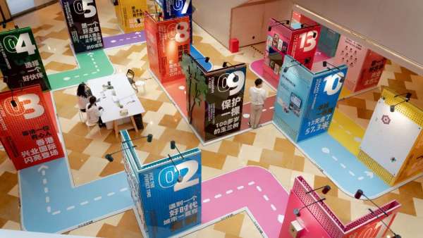 一場(chǎng)建造史特別展覽活動(dòng)策劃用15個(gè)不同色彩的立體展板組成了“歷史迷宮”