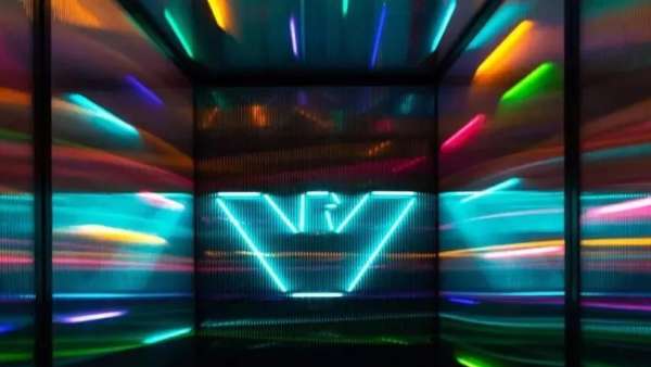 阿瑪尼2021秋冬男女裝時裝秀活動策劃彌漫著80年代的迷人氣氛