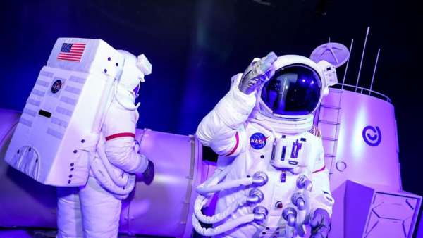 易車蟲洞穿越主題展覽活動(dòng)策劃帶你穿越100年后的汽車生活