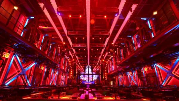 杭州ONE THIRD空間展覽活動策劃是光影何建筑構(gòu)建成的通透空間