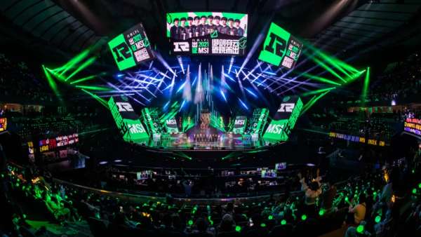 2021LPL春季賽事活動策劃呈現(xiàn)了實體場景環(huán)繞的全視角觀看體驗