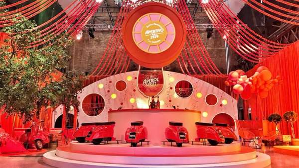 開胃酒消費(fèi)者體驗(yàn)派對活動策劃的汽車外形熱水浴缸瞬間亮了