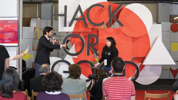 黑客節(jié)活動策劃現(xiàn)場用紙板箱和瓦楞紙做的造型裝飾太有意思了