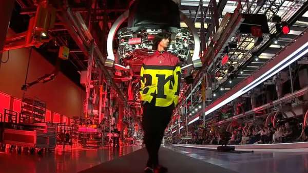 Ferrari法拉利在自家工廠里辦起了工業(yè)風和機械感的時裝發(fā)布會活動策劃