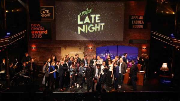 新媒體獎頒獎活動策劃拋棄傳統(tǒng)模式，在真實的演播室里辦成了「深夜秀」