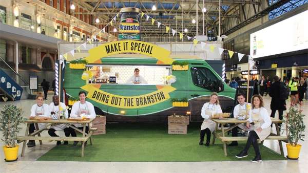 食品品牌巡回快閃店活動策劃以一輛引入注目的品牌產品采樣車開始