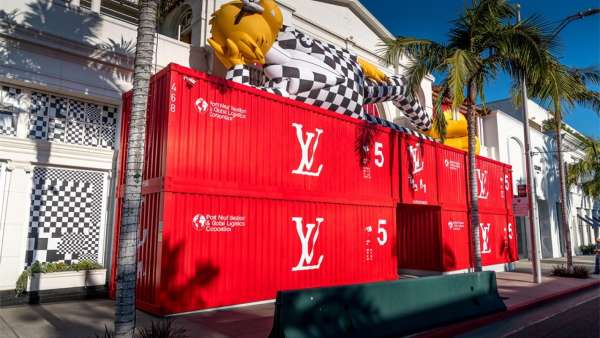 「路易.威登男人的臨時(shí)居所」藝術(shù)展示活動(dòng)策劃的鮮紅集裝箱入口亮了