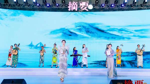 貴州摘要酒摘香盛宴活動(dòng)策劃了“迎香時(shí)”“薦香時(shí)”“品香時(shí)”“摘香時(shí)”四大篇章