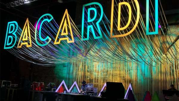 雞尾酒派對(duì)活動(dòng)策劃現(xiàn)場(chǎng)百加得調(diào)酒師上演了一番精彩演繹