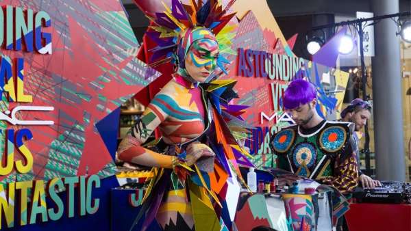 人體彩繪藝術(shù)點(diǎn)亮了MAC這場(chǎng)發(fā)布會(huì)活動(dòng)策劃，明亮大膽的色彩太酷了