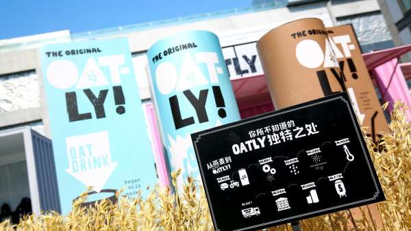 Oatly噢麥力快閃店活動(dòng)策劃的“麥穗”的裝置在光影的作用下更顯活力