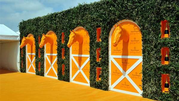 凱歌香檳金杯馬球賽20周年慶典活動(dòng)策劃的形象墻像極了一個(gè)馬廄