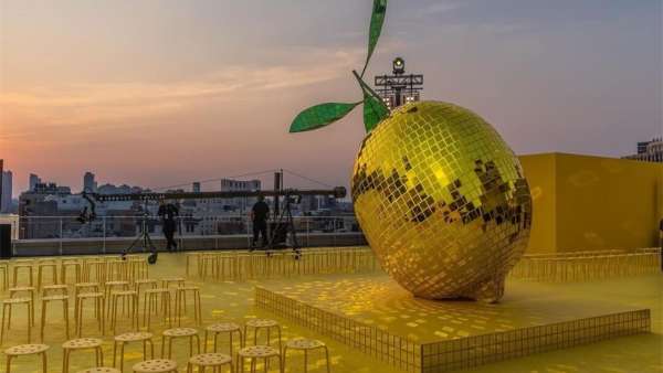 Staud春夏發(fā)布會活動策劃了一個巨大的檸檬色迪斯科舞會球