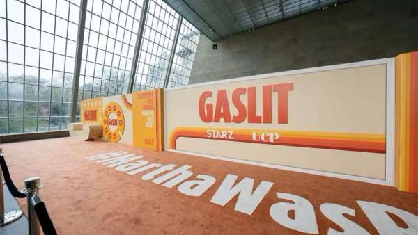 《煤氣燈》首映式活動(dòng)策劃在藝術(shù)博物館設(shè)置了22米長(zhǎng)的紅毯儀式背景