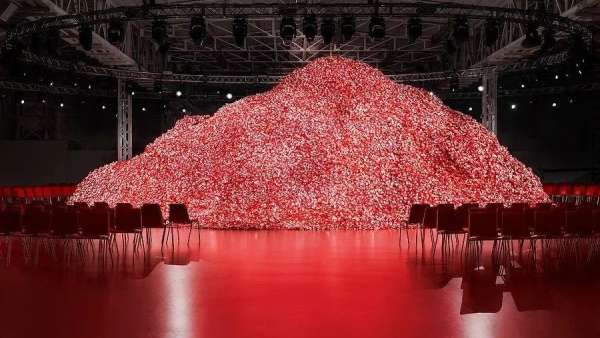 DIESEL2023秋冬大秀活動(dòng)策劃了一座杜蕾斯山丘，刷屏了社交平臺(tái)