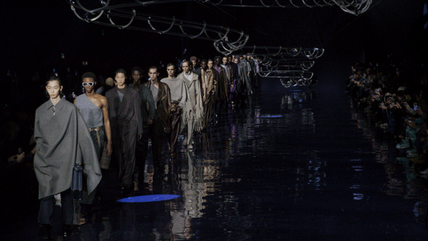 FENDI2023秋冬男裝秀活動策劃現(xiàn)場幻化為巨大迪斯科彈球桌