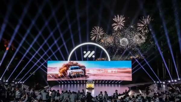 智己LS7上市發(fā)布會活動策劃使用了超大型戶外弧形大屏，視覺體驗杠杠