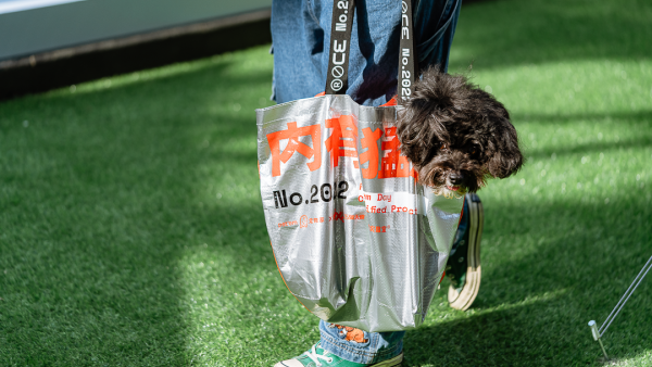 「星球漫游」主題快閃活動策劃設(shè)置了有趣且萌的寵物打卡點及寵物市集