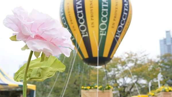 歐舒丹產(chǎn)品體驗(yàn)活動(dòng)策劃現(xiàn)場(chǎng)設(shè)置了一個(gè)巨大的氣球，甚是吸睛