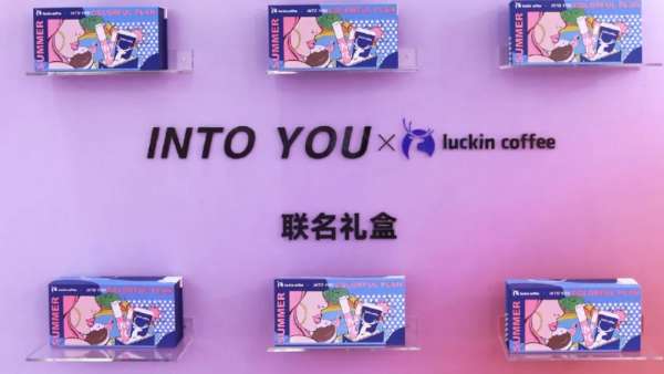 這場聯(lián)名快閃店活動(dòng)策劃“夏日「出彩」研究所”掀起了一股打卡熱潮