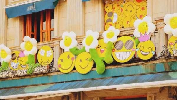 來寧波老外灘看治愈系笑臉展示活動策劃裝置，給身邊人一個微笑