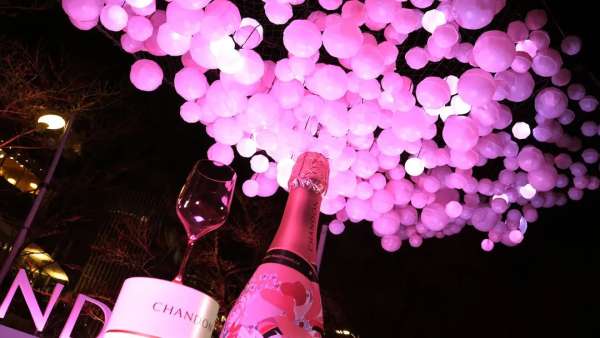 酩悅香檳“盛開(kāi)的酒吧”推廣活動(dòng)策劃設(shè)置了3米高的巨型香檳瓶裝置